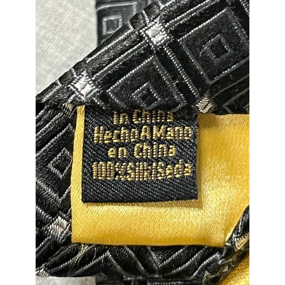 Donald J Trump Signature Collection Geometric Black/White Silk Tie - Picture 6 of 6